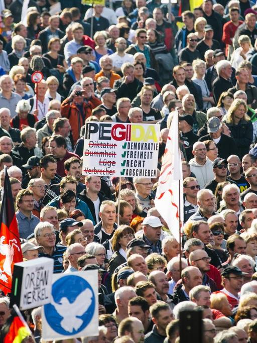 Mehrere tausend Pegida-Anhänger demonstrieren auf dem Theaterplatz in Dresden.