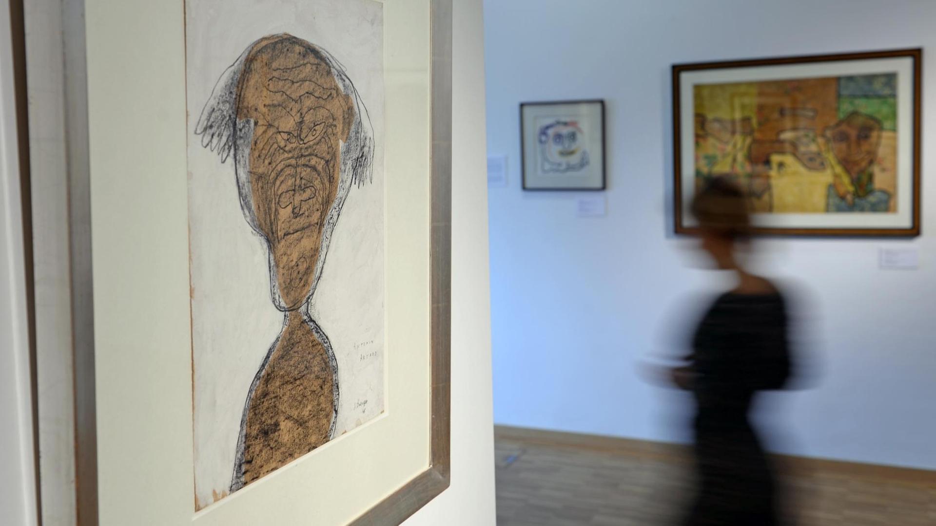 Die Porträtarbeit "Antonin Artaud" (l.) des Künstlers Jean Dubuffet ist am 27.01.2015 in der Galerie des Kunstvereins Talstraße in Halle (Sachsen-Anhalt) zu sehen.