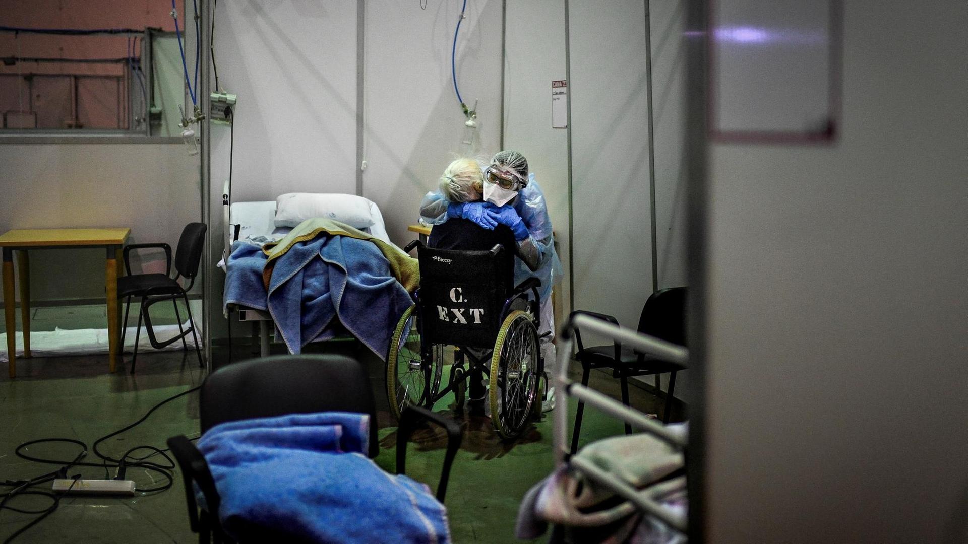 Ein Krankenpfleger verabschiedet sich von einer Covid-19 Patientin in einer Sportarena, die zu einem Krankenhaus umfunktioniert wurde. Portimao in Portugal, 9. Februar, 2021.