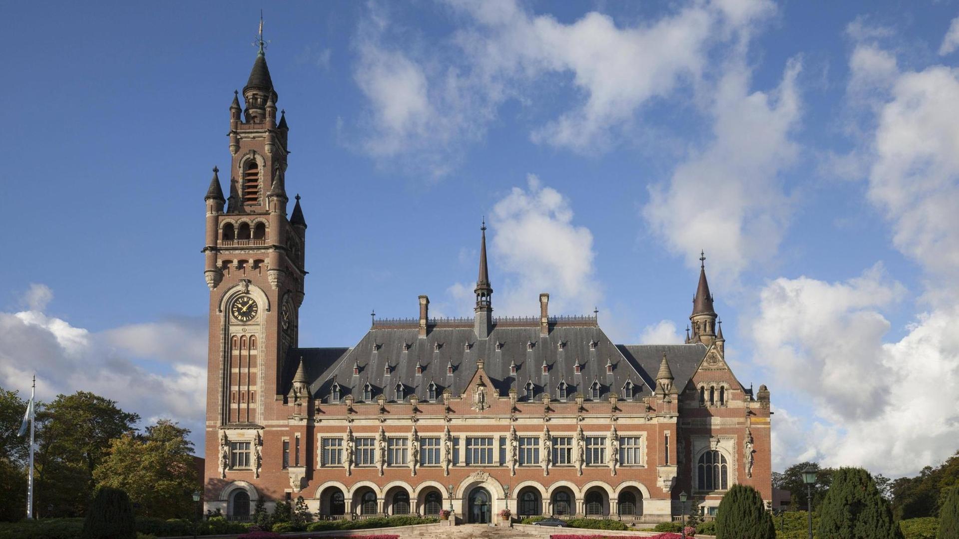 Zu sehen ist der Friedenspalast in Den Haag, der Sitz des Internationalen Gerichtshofs.