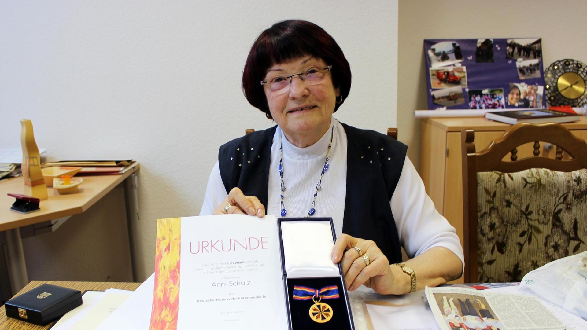 Die Ortsbürgermeisterin Anni Schulz zeigt zahlreiche Orden und Urkunden, die sie in 52 Dienststjahren erhalten hat