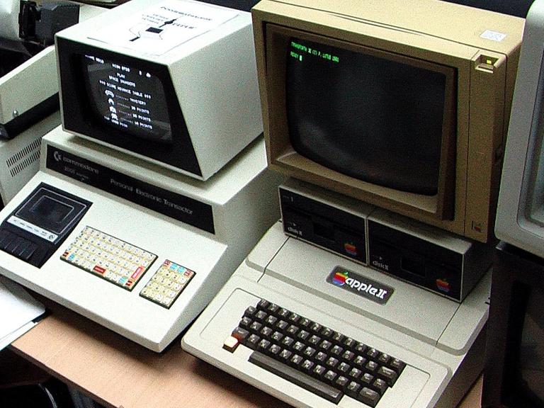 Jugendträume der 80er Jahre: win "Commodore PET" und ein "Apple II"
