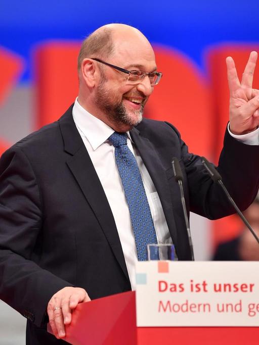 Martin Schulz zeigt das Victory-Zeichen nach seiner Wiederwahl.