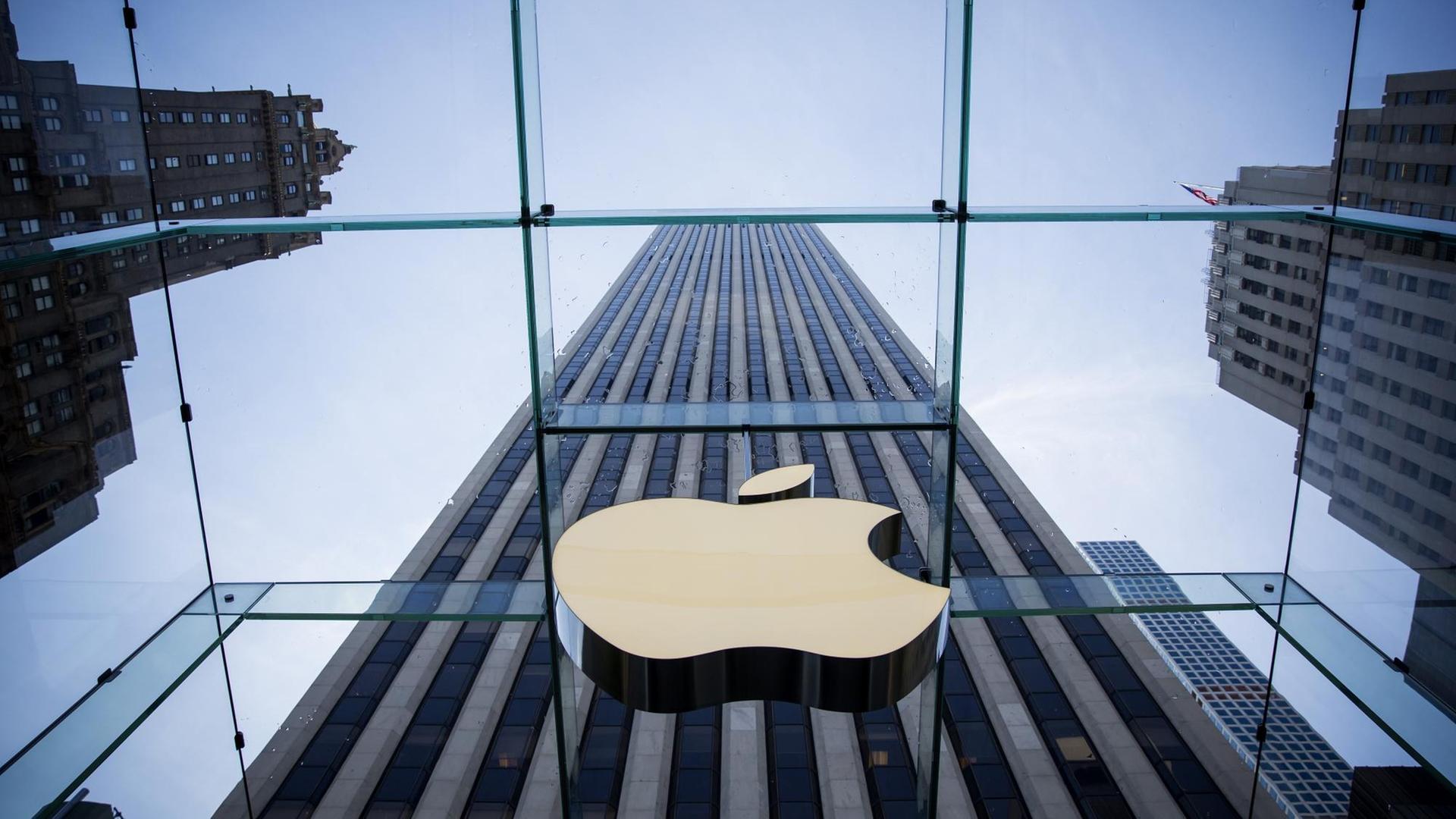 Sicht auf das Apple-Logo an der gläsernen Fassade des Apple-Stores an der Fifth Avenue in New York. Sicht auf das Apple-Logo an der gläsernen Fassade des Apple-Stores an der Fifth Avenue in New York.