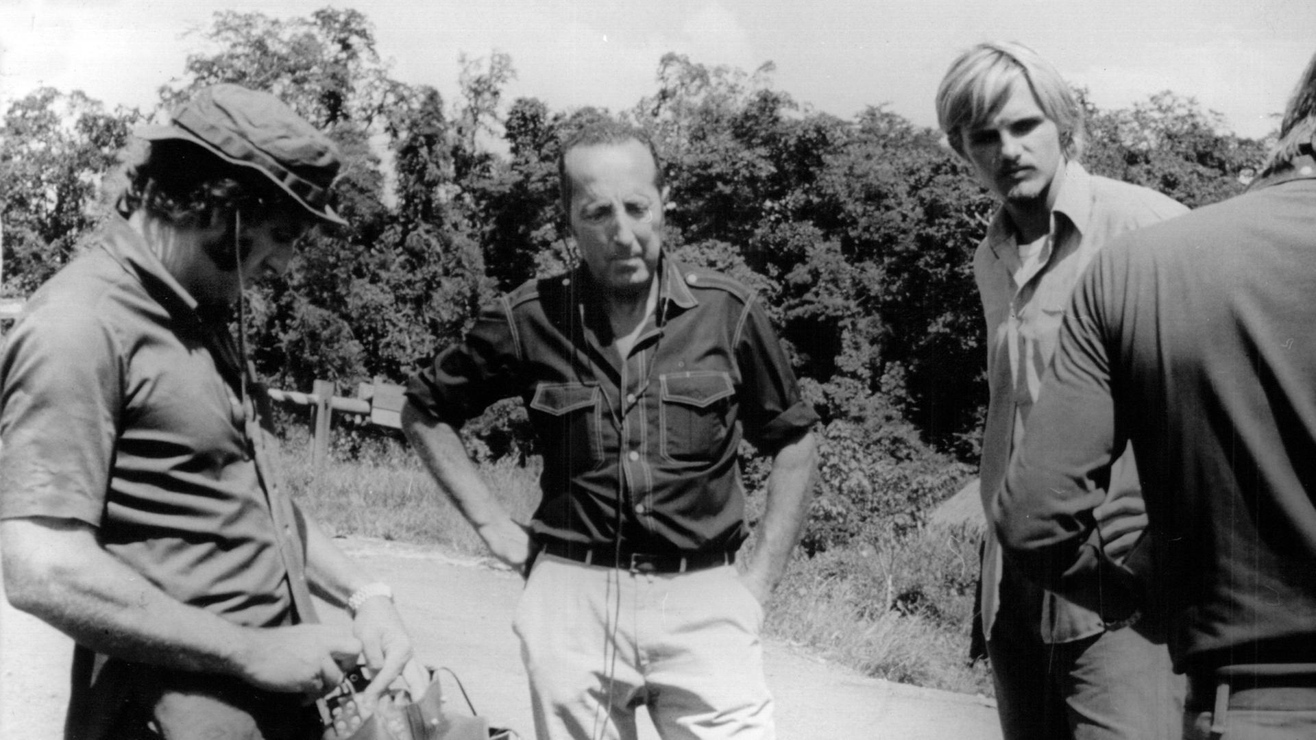 Schwarz-weiß-Foto der Korrespondenten Peter Scholl-Latour mit seinem Team vom ZDF nach ihrer Freilassung aus Vietcong-Gefangenschaft am 29.8.1973.
