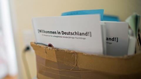 Willkommen in Deutschland" steht am 11.06.2015 im Cafe Zuflucht in Aachen (Nordrhein-Westfalen) auf einem Flyer. Tausende Flüchtlingskinder kommen jährlich allein ohne Eltern in Deutschland an.