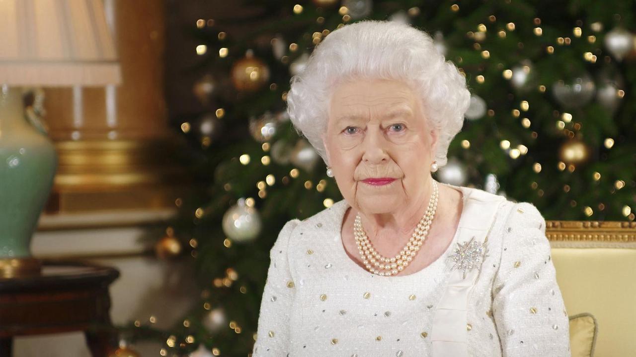 Das Foto zeigt die britische Königin Elizabeth am Schreibtisch in Raum 1844 im Buckingham Palace, nachdem sie ihre Weihnachtsansprache 2017 aufgezeichnet hat.
