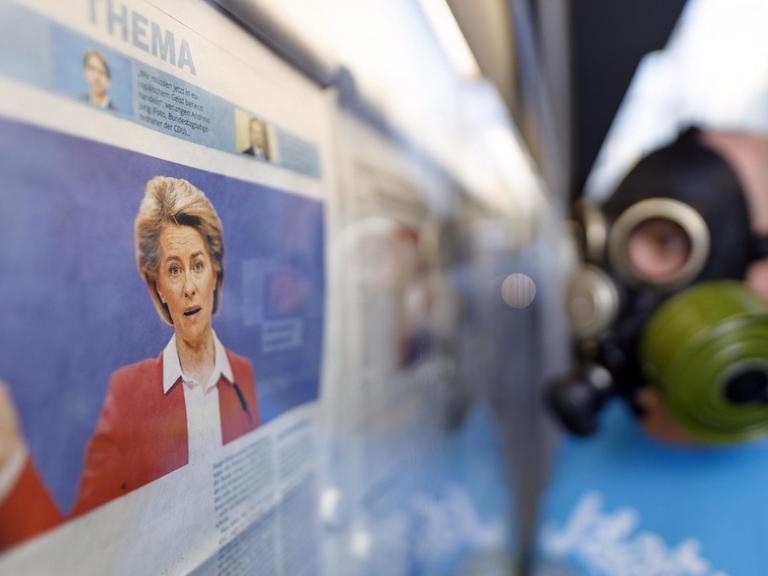 Ein Leser studiert die Schlagzeilen während der Coronakrise am Aushangkasten der Kölnischen Rundschau. Köln, 08.04.2020 | Verwendung weltweit