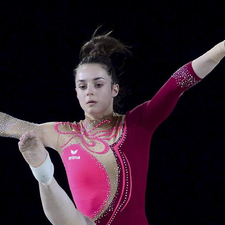 Pauline Schäfer turnt am 08.10.2017 in Montreal (Kanada) bei den Gymnastik-Weltmeisterschaften am Schwebebalken.