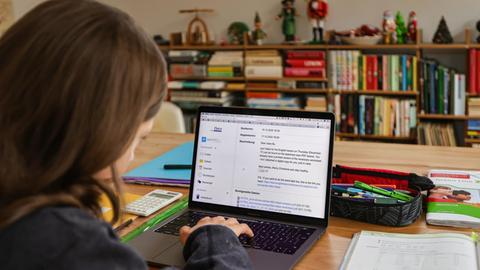 Gymnasiast beim Online-Lernen an einem Laptop