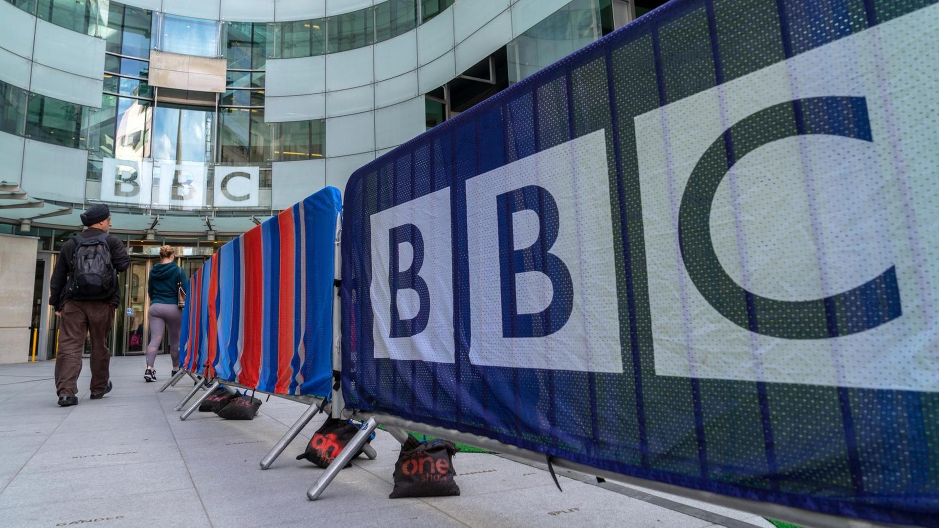 Das Foto zeigt das Broadcasting House in London, seit 2013 der Hauptsitz der British Broadcasting Corporation (BBC).
