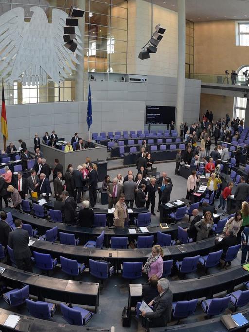 Abgeordnete des Bundestages stimmen am 22.05.2015 im Plenarsaal in Berlin namentlich über das Gesetz zur Tarifeinheit ab. |