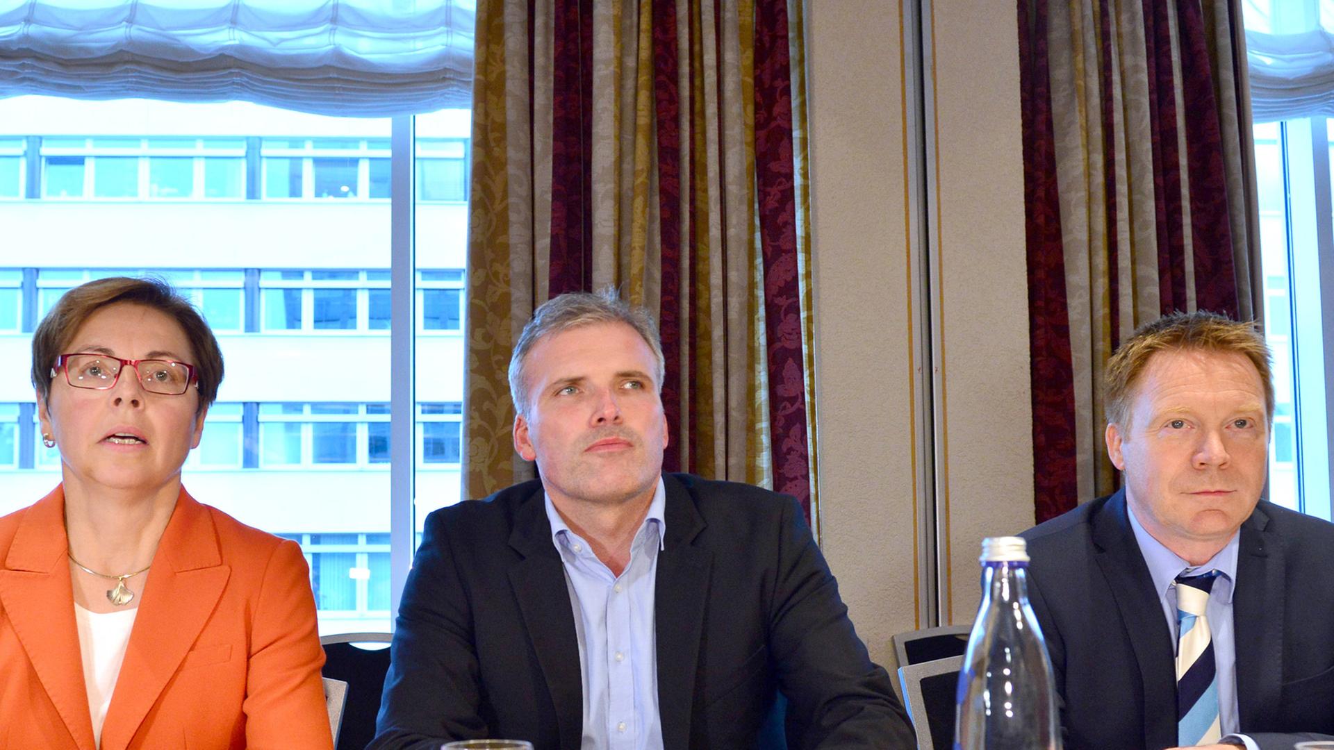 Heike Taubert, Andreas Bausewein und Christoph Matschie sitzen an einem Tisch bei einer Parteisitzung.