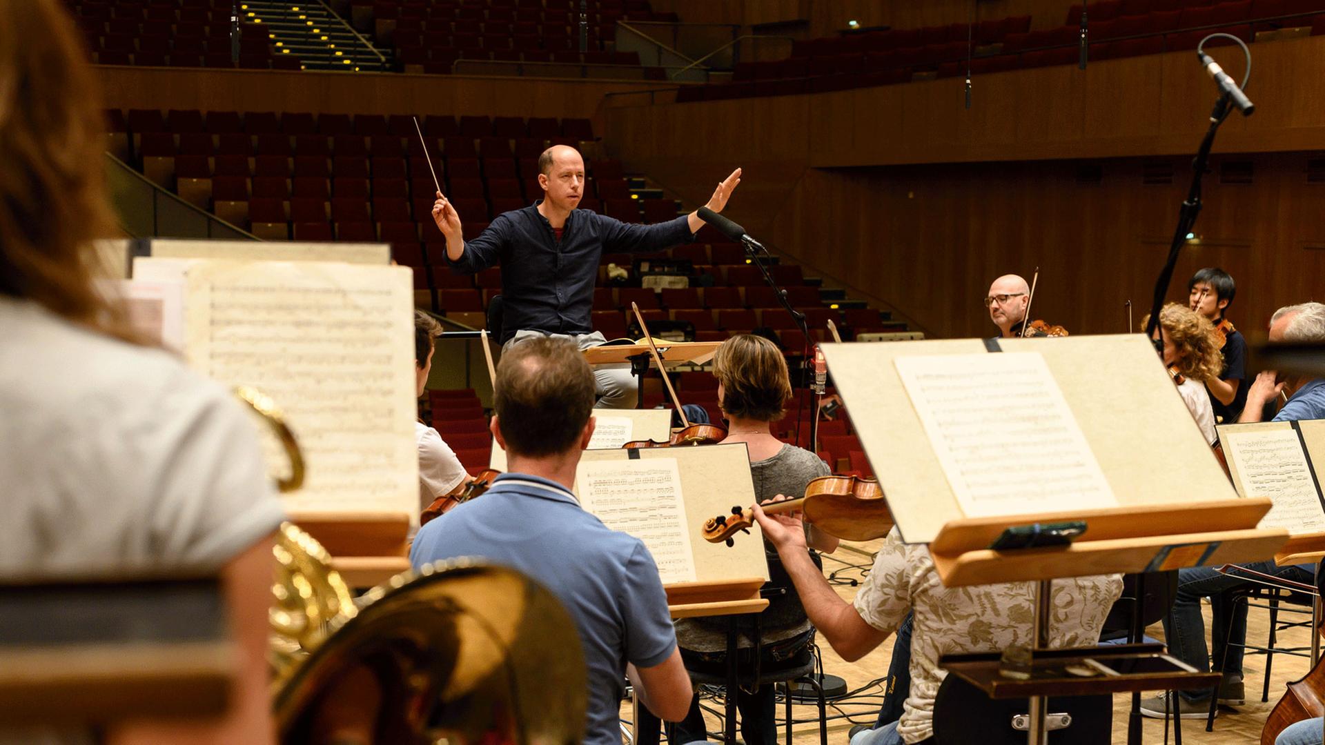 Das Rundfunk-Sinfonieorchester Berlin unter der Leitung von Ralf Sochaczewsky
