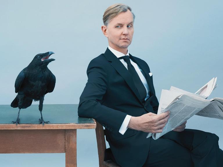 Der Sänger Max Raabe liest Zeitung