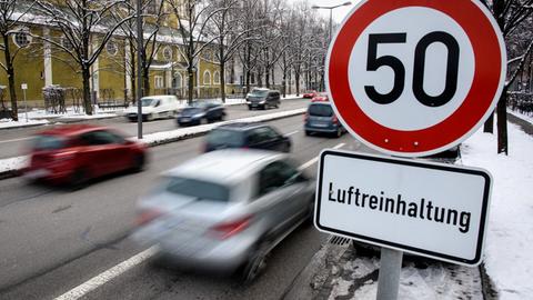 Dichter Verkehr schiebt sich über den Mittleren Ring in München. Am Fahrbahnrand weist ein Verkehrsschild auf eine Höchstgeschwindigkeit von 50 Kilometern in der Stunde zur Luftreinhaltung hin.