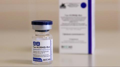 Ein Fläschchen mit dem russischen Impfstoff Gam-COVID-Vak (Sputnik V) gegen COVID-19 steht im Krankenhaus Nr. 4 in Sotschi