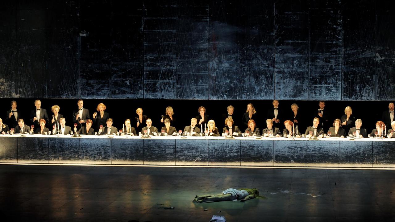 Sterbeszene aus der Oper "Faust" von Charles Gounod. Szenenfoto aus der Inszenierung der Staatsoper Unter den Linden von Karsten Wiegand, 2009 
