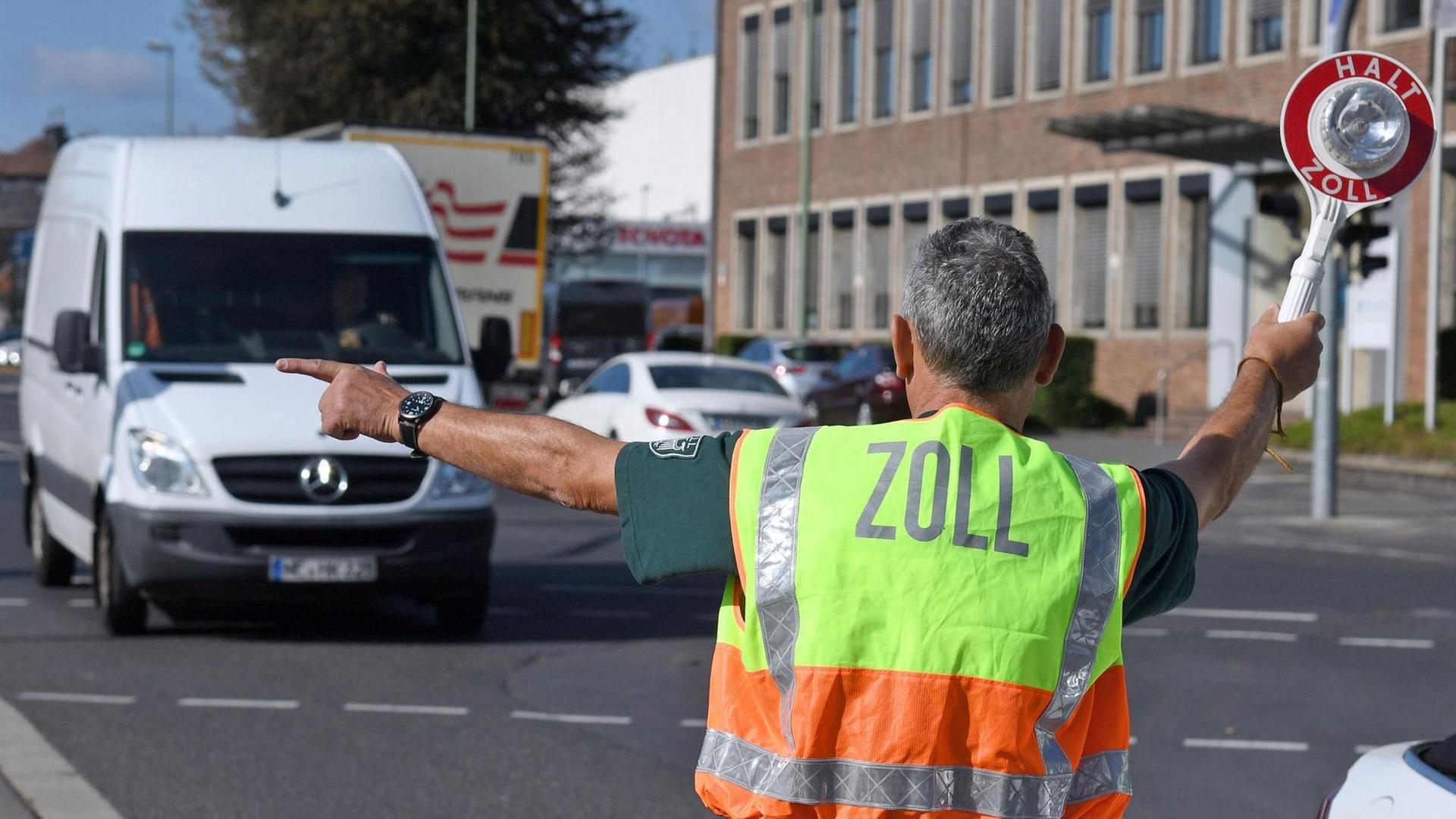 Zollbeamte kontrollieren Kraftfahrer.