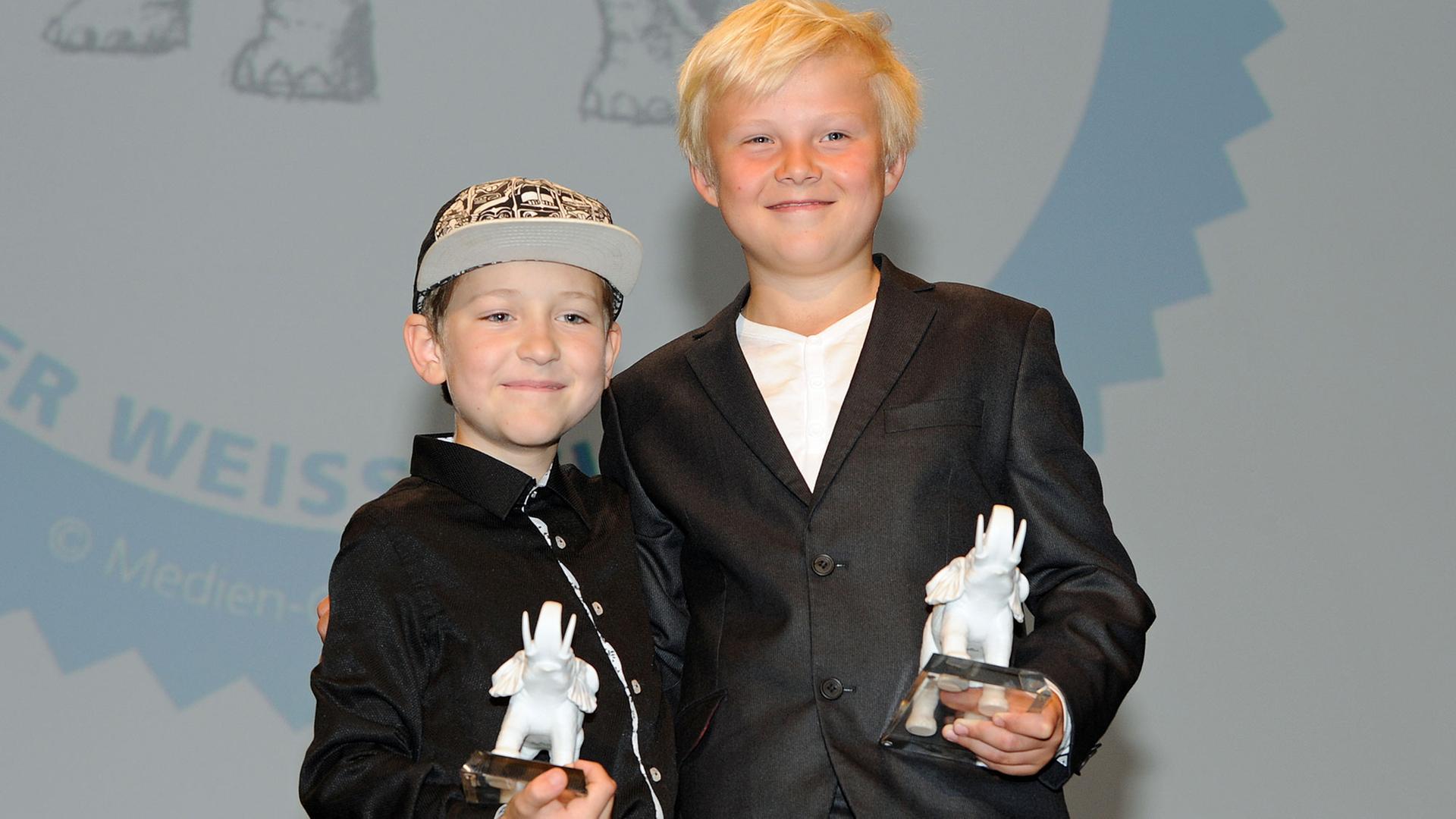 Für "Rico, Oskar und die Tieferschatten" sind Juri Winkler (l.) und Anton Petzold mit dem Kinder-Medienpreis "Der weiße Elefant" ausgezeichnet worden. Hier sind sie auf der Preisverleihung in München zu sehen.