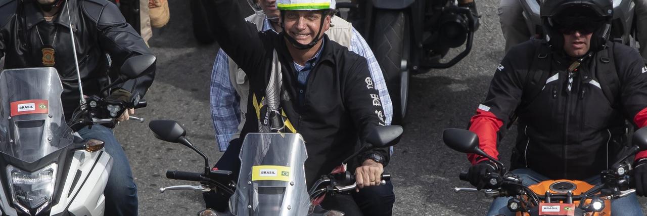 Jair Bolsonaro, Präsident von Brasilien, macht eine Motorradtour mit seinen Unterstützern. Bolsonaro hat die coronabedingten Gesundheitsvorschriften missachtet und sich ohne Maske von zahlreichen Menschen feiern lassen.