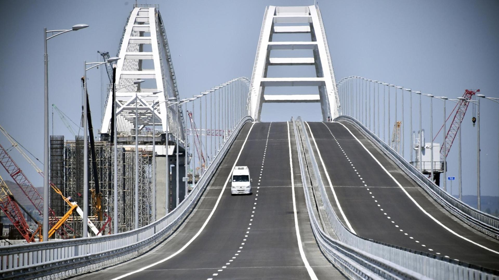 Auffahrt zu der geschwungenen Brücke