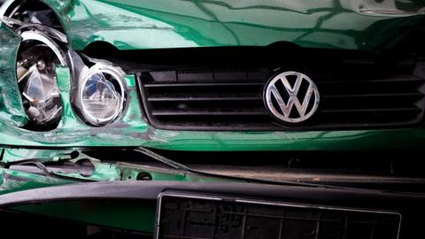 Ein kaputter grüner VW als Symbol für den Abgas-Skandal bei Volkswagen