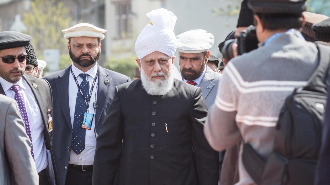 Kalif Hadhrat Mirza Masroor (M), das geistliche Oberhaupt der muslimischen Gemeinschaft Ahmadiyya Muslim Jamaat, kommt am 14.04.2017 in Raunheim (Hessen) zum Freitagsgebet auf dem Grundstück einer zukünftigen Moschee an.