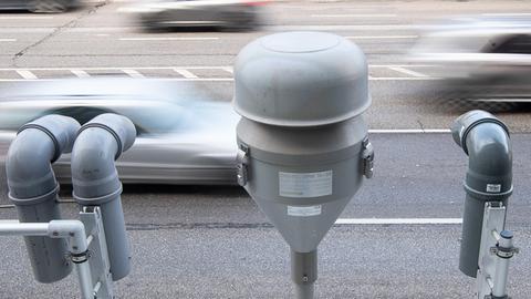 Geräte für die Probennahme von Feinstaub und Stickoxiden stehen auf der Luftmessstelle «Stuttgart am Neckartor».