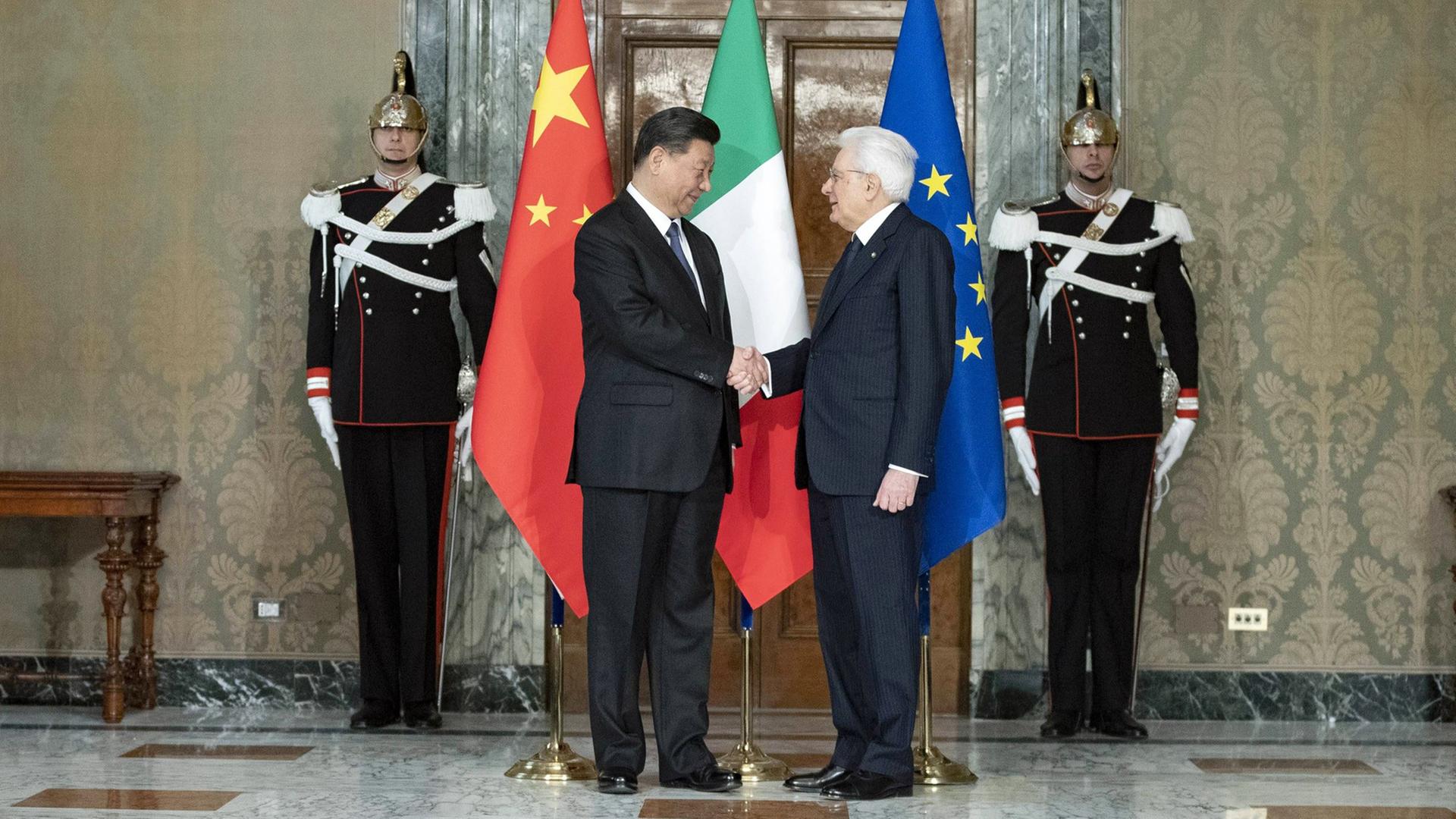 Die Präsidenten von China und Italien, Xi Jinping (li.) und Sergio Mattarella