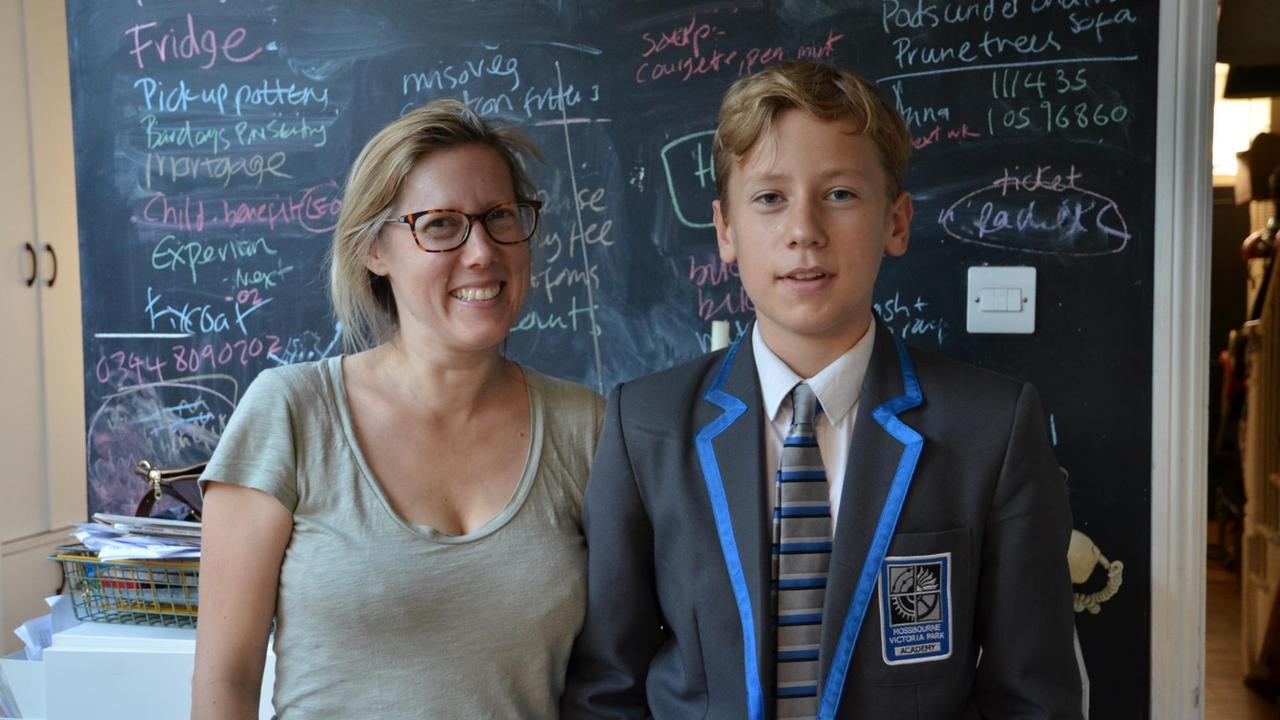 Katy Beale und ihr zwölfjähriger Sohn Harper in der Küche ihres Hauses im Stadtteil Hackney in London.