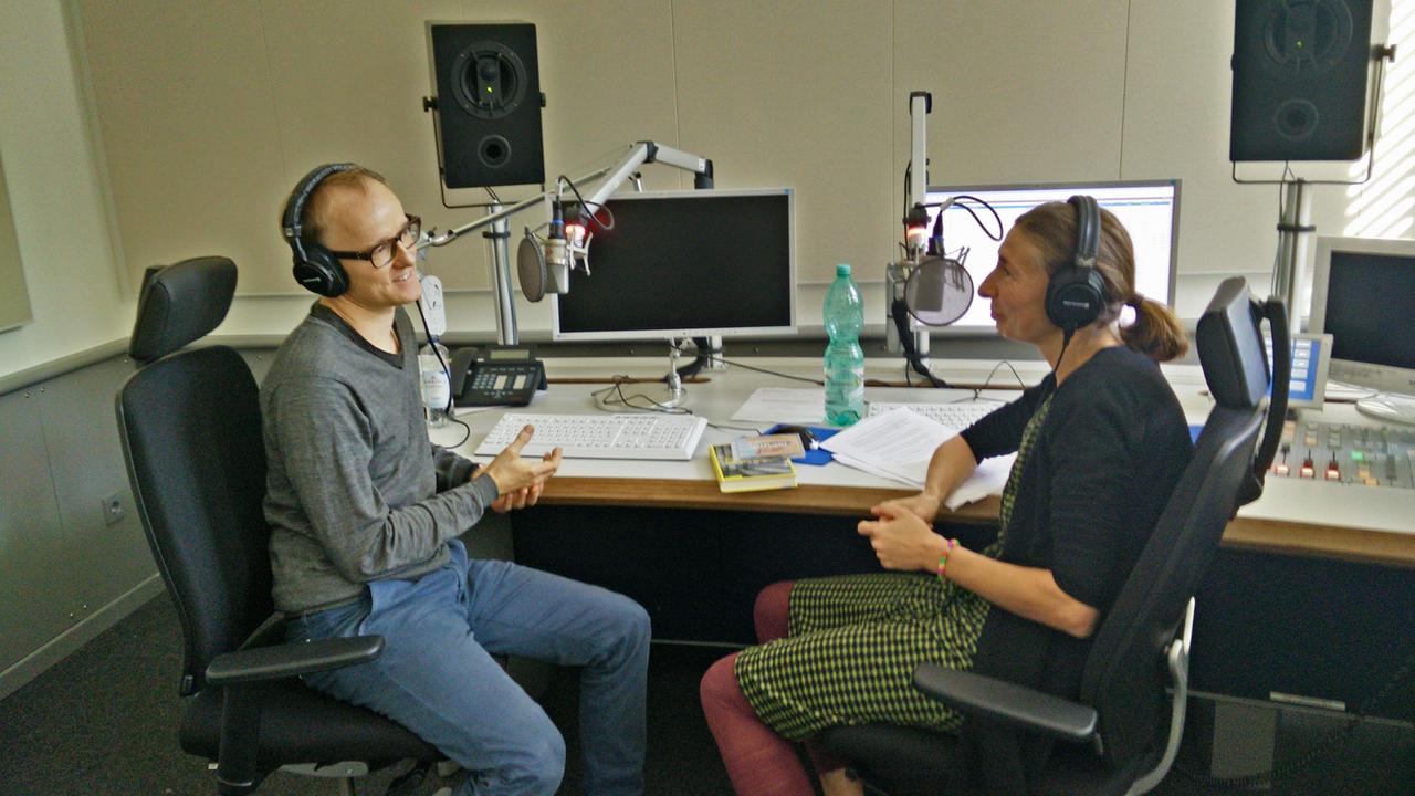 Der Musiker Peter Licht (l.) im Studio mit Moderatorin Olga Hochweis.