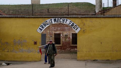 Blick auf den Eingang des tschechischen Konzentrationslagers Theresienstadt