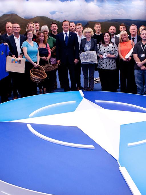 Der britische Premierminister David Cameron mit Helfern vor dem NATO-Gipfel in Newport, Wales
