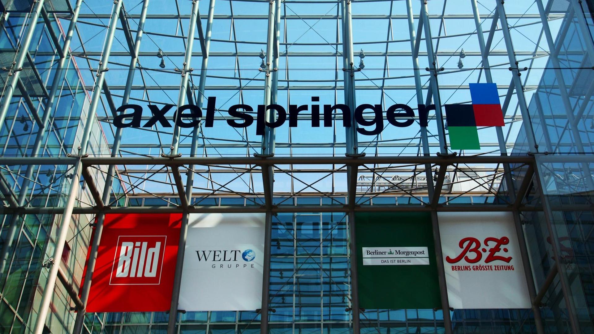 An einem Gebäude der Axel Springer AG hängen Banner, die für Bild, die Welt-Gruppe, die B.Z., und die Berliner Morgenpost werben.