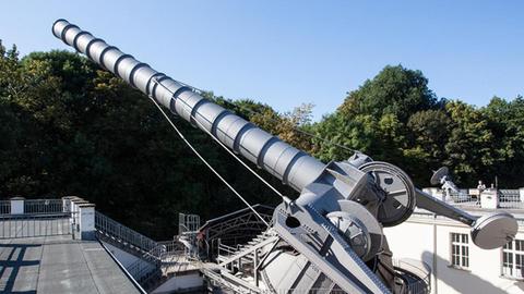 Die "Himmelskanone" der Archenhold-Sternwarte, der längste Refraktor der Welt