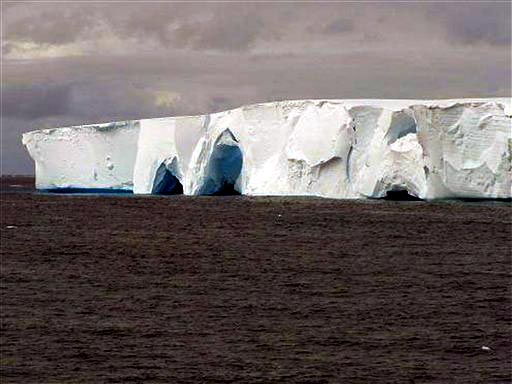 Ein Eisberg südöstlich von Neuseeland Ein Eisberg südöstlich von Neuseeland