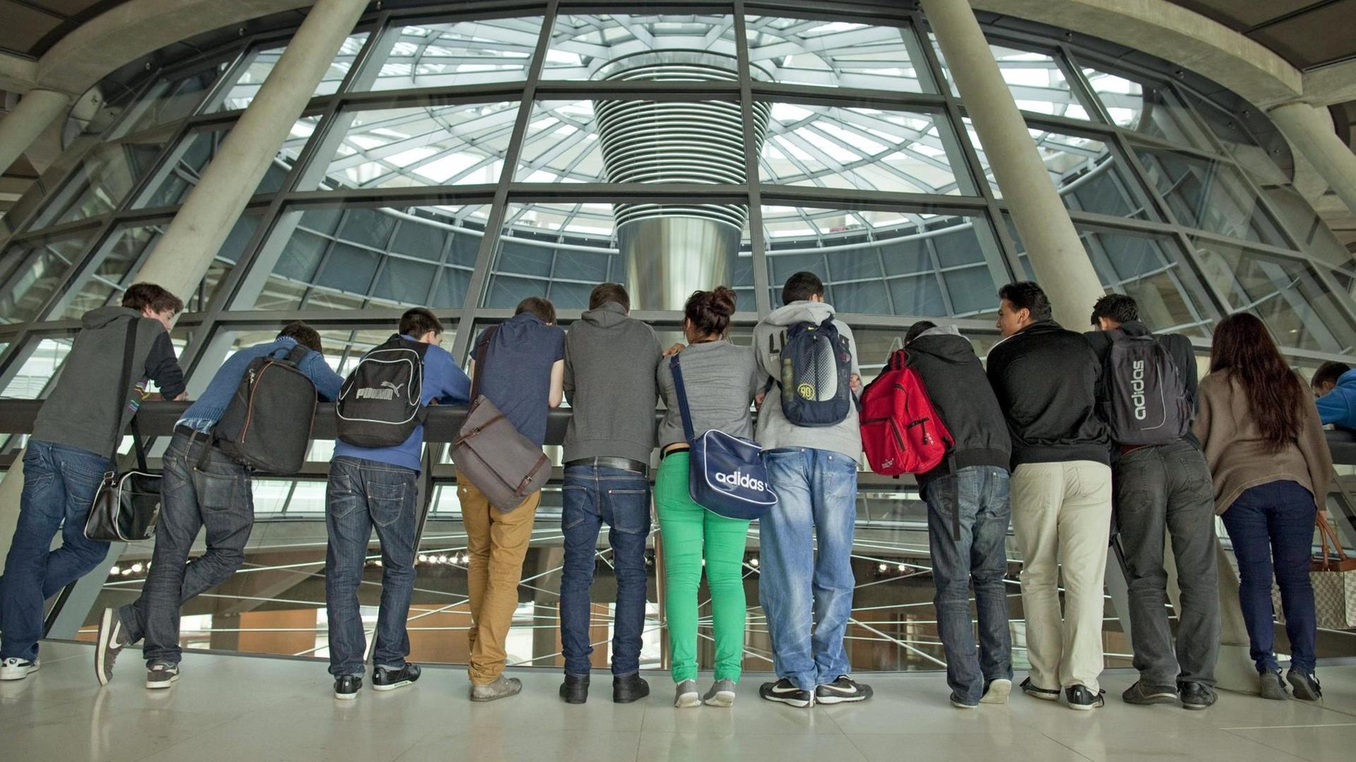 Jugendliche während einer Führung auf der Fraktionsebene im Reichstag Berlin, aufgenommen 2012