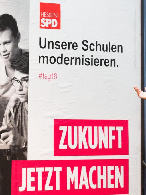 Thorsten Schäfer-Gümbel, Parteivorsitzender der SPD Hessen, stellt Wahlkampf-Plakate für die Landtagswahl am 28. Oktober vor.