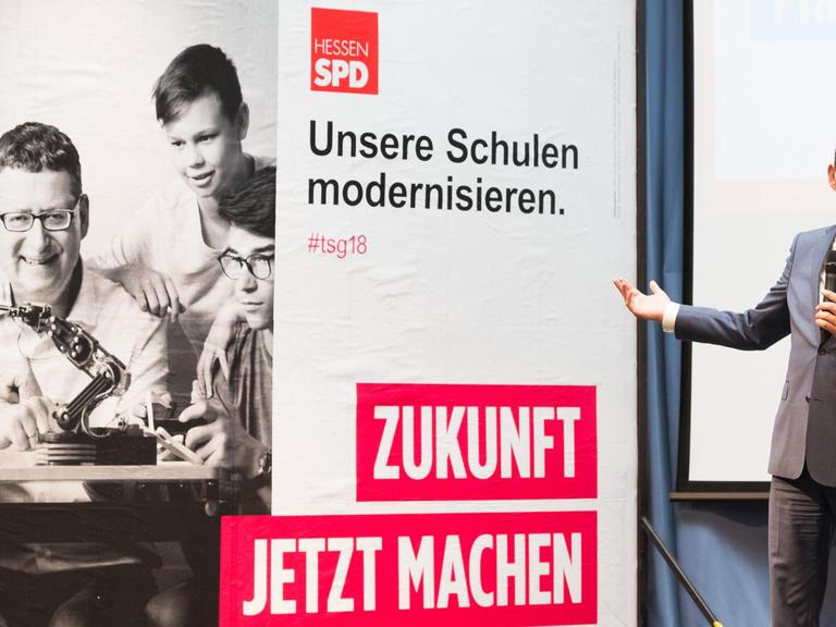 Thorsten Schäfer-Gümbel, Parteivorsitzender der SPD Hessen, stellt Wahlkampf-Plakate für die Landtagswahl am 28. Oktober vor.