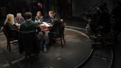 Die Darsteller von „Friends – The Reunion” Matt LeBlanc, Jennifer Aniston, Matthew Perry, Courteney Cox, David Schwimmer and Lisa Kudrow sitzen um einen Tisch herum.