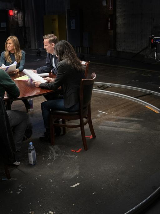 Die Darsteller von „Friends – The Reunion” Matt LeBlanc, Jennifer Aniston, Matthew Perry, Courteney Cox, David Schwimmer and Lisa Kudrow sitzen um einen Tisch herum.