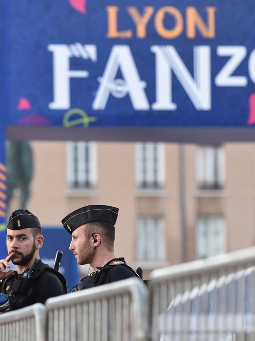 Polizisten am Eingang zur Fanzone in Lyon