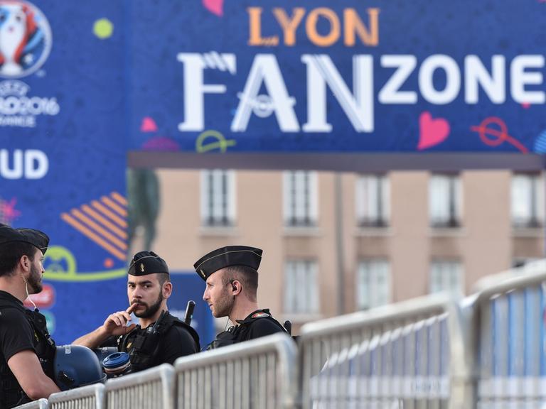 Polizisten am Eingang zur Fanzone in Lyon