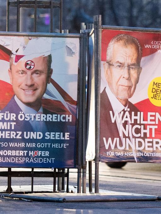 Zwei Wahlplakate der Präsidentschaftskandidaten Norbert Hofer (links, FPÖ) und Alexander Van der Bellen (unabhängig)