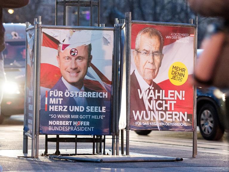 Zwei Wahlplakate der Präsidentschaftskandidaten Norbert Hofer (links, FPÖ) und Alexander Van der Bellen (unabhängig)
