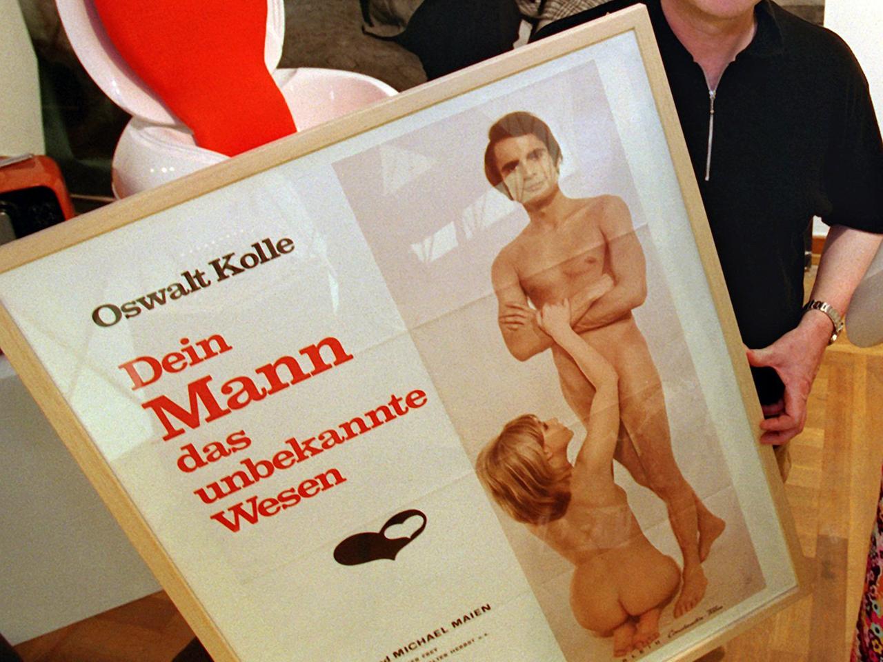 Bild aus der Ausstellung "1968 - Design und Alltagskultur zwischen Konsum und Konflikt". Im Vordergrund das Plakat zu einem Aufklärungsfilm von Oswalt Kolle.