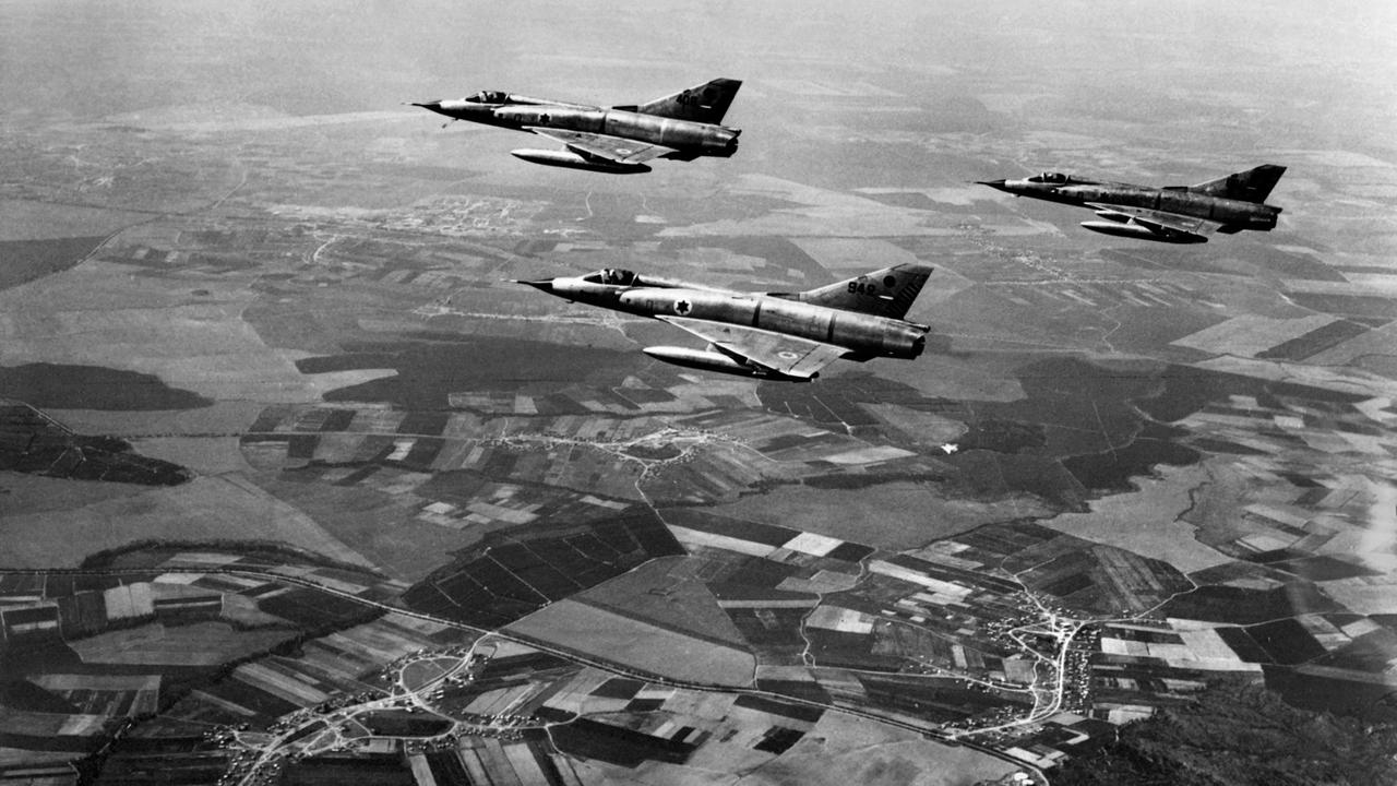 Israelische Kampfflugzeuge am 5. Juni 1967 über der Sinai-Halbinsel. Es ist der erste Tag des Sechstage-Kriegs zwischen Israel, Syrien, Ägypten und Jordanien.