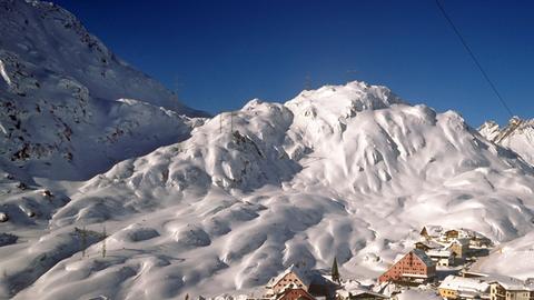 Blick auf die romantisch verschneite Ortschaft St. Christoph am Arlberg in Tirol