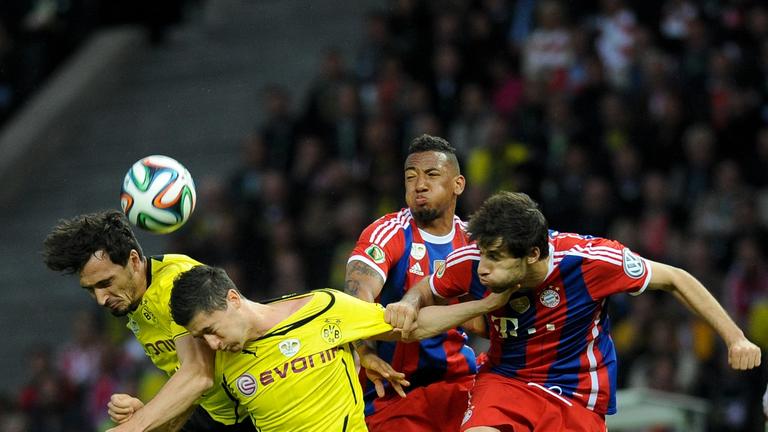 Fußball DFB Pokal Finale Borussia Dortmund - FC Bayern München am 17.05.2014 im Olympiastadion in Berlin. Mats Hummels (l-r) und Robert Lewandowski von Borussia Dortmund im Kopfballduell mit Jerome Boateng und Javi Martinez vom FC Bayern München. Foto: Ol Fußball DFB Pokal Finale Borussia Dortmund - FC Bayern München am 17.05.2014 im Olympiastadion in Berlin. Mats Hummels (l-r) und Robert Lewandowski von Borussia Dortmund im Kopfballduell mit Jerome Boateng und Javi Martinez vom FC Bayern München. Foto: Ol